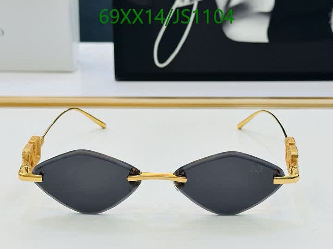Valentino-Glasses Code: JS1104 $: 69USD
