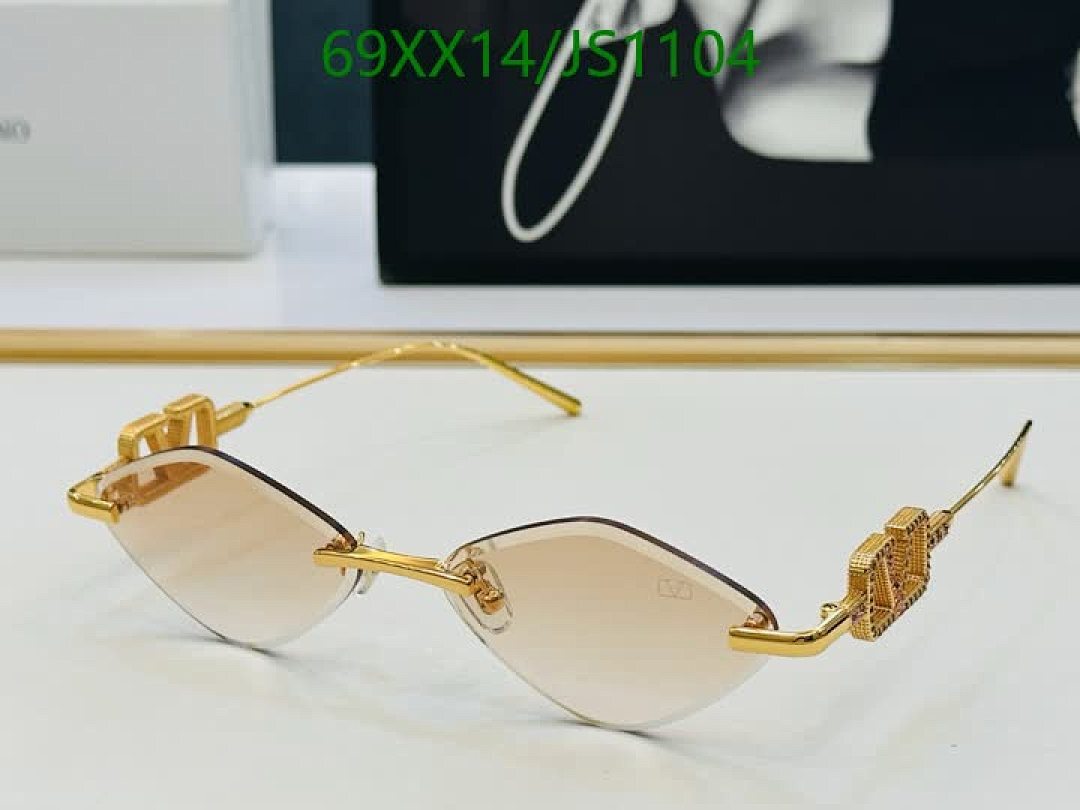 Valentino-Glasses Code: JS1104 $: 69USD