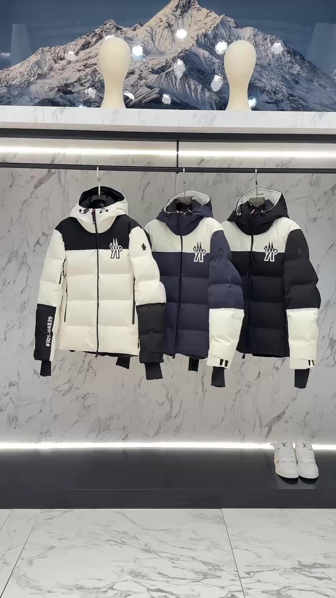 Moncler-Down jacket Men Code: CC7368 $: 305USD