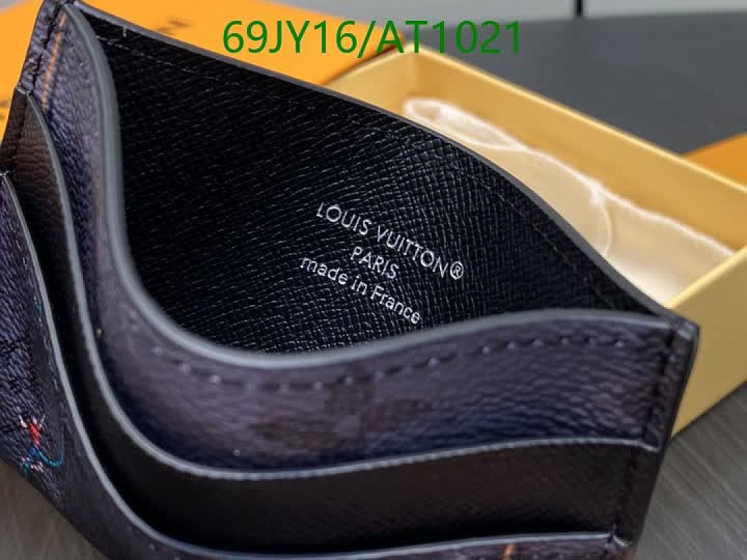 LV-WalletsMirror Quality Code: AT1021 $: 69USD