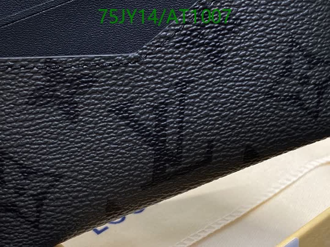 LV-WalletsMirror Quality Code: AT1007 $: 75USD