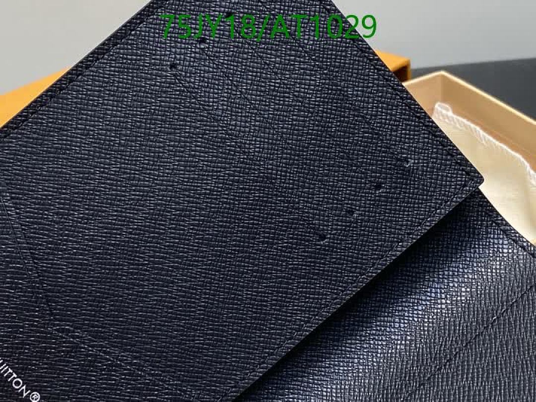 LV-WalletsMirror Quality Code: AT1029 $: 75USD