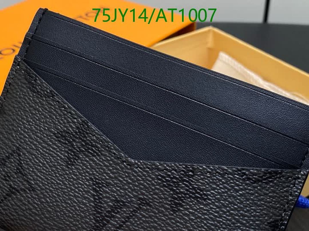 LV-WalletsMirror Quality Code: AT1007 $: 75USD