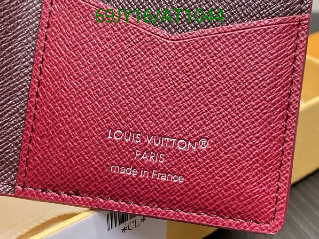 LV-WalletsMirror Quality Code: AT1044 $: 69USD