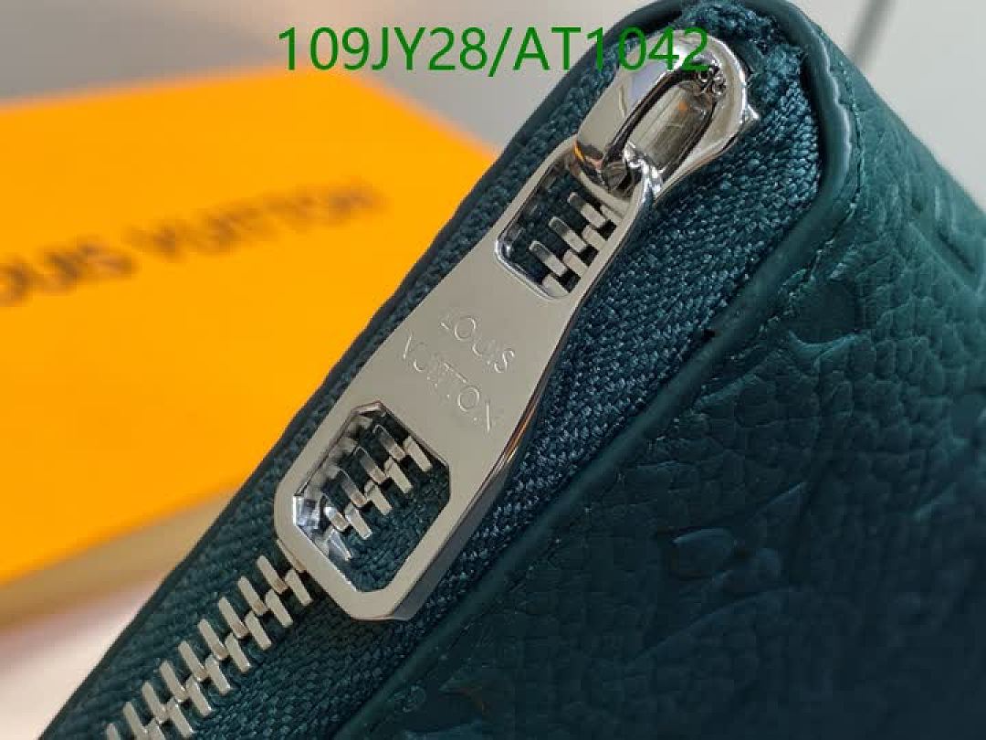 LV-WalletsMirror Quality Code: AT1042 $: 109USD