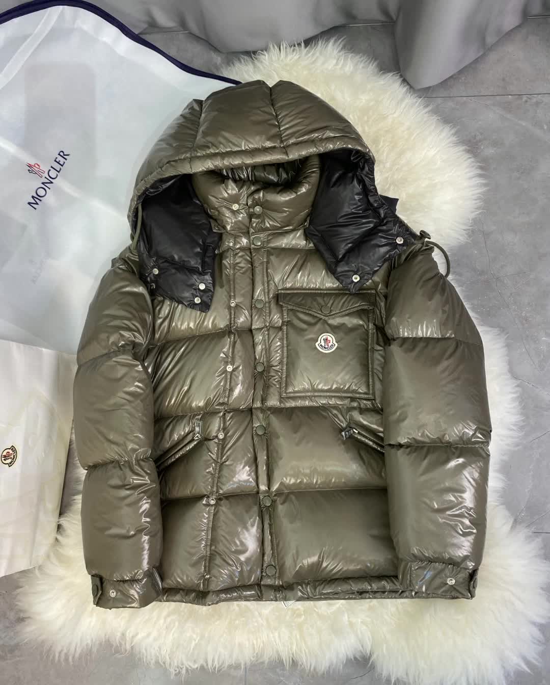 Down jacket Men-Moncler top quality replica ID: CJ6987 $: 239USD