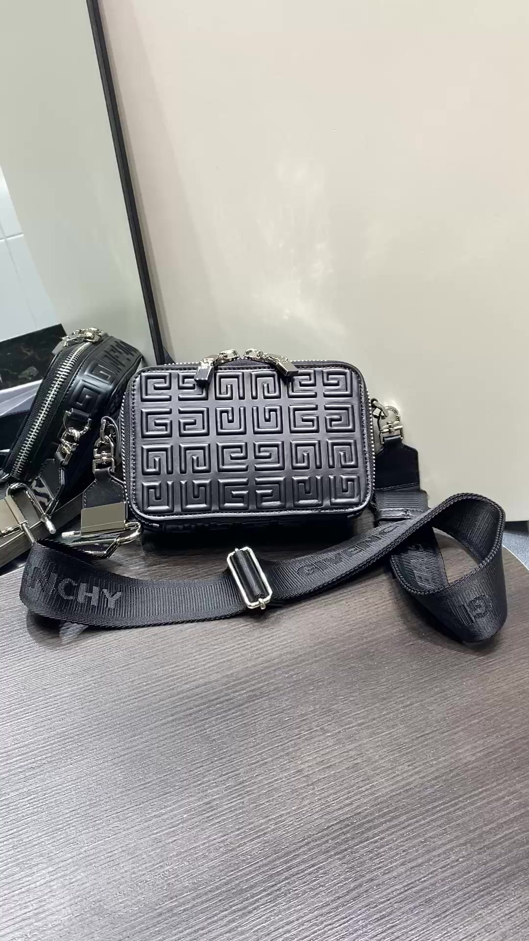 Givenchy Bags(TOP)-Crossbody- wholesale ID: BZ8986 $: 239USD,