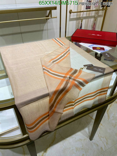 Loro Piana Luxurious Cashmere Scarf - Elegant Plaid Design, 110x110cm