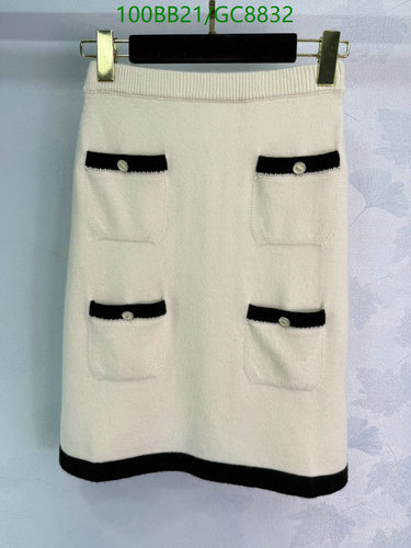 Chanel Cashmere Blend Mini Skirt - Elegant Knitwear with Decorative Pockets