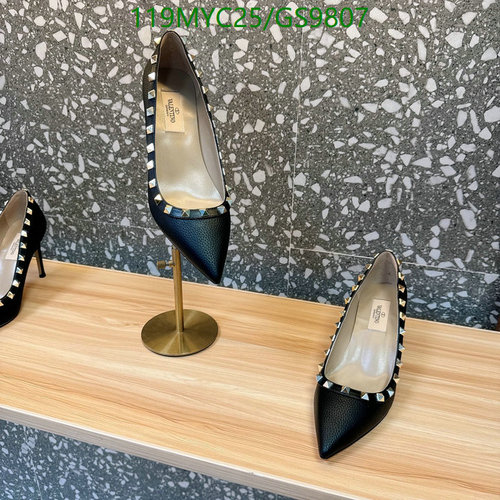Valentino Garavani Rockstud Pumps - Elegant Black Sheepskin Leather Heels