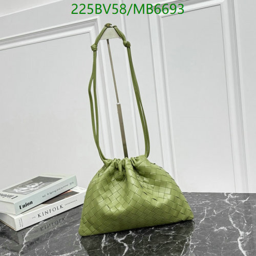 Bottega Veneta Pouch Bag in Pistachio Green Intrecciato Nappa Leather