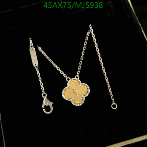 Van Cleef & Arpels Alhambra Gold and Silver Clover Pendant Necklace 7 Van Cleef & Arpels Alhambra Gold and Silver Clover Pendant Necklace