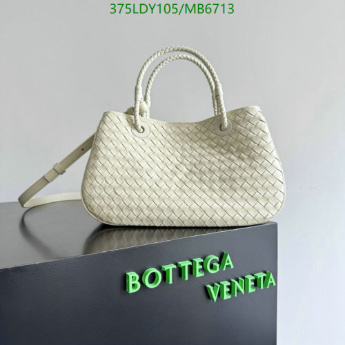 Bottega Veneta White Leather Handbag, 31 x 18.5 x 16cm, Model 836261