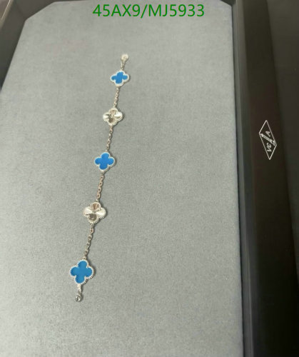 Van Cleef & Arpels Clover Long Pendant Necklace - Elegant Design, Timeless Style 7 Van Cleef & Arpels Clover Long Pendant Necklace - Elegant Design, Timeless Style