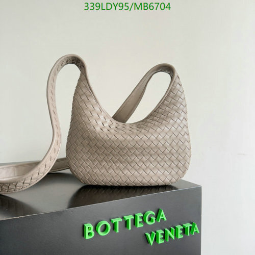 Bottega Veneta Jodie Bag in Hand-Woven Leather, 27 x 17 x 2.5cm, Grey