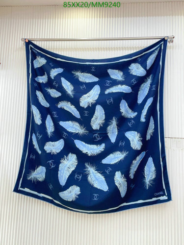 Elegant Chanel Scarf with Feather Design, 140x140cm - Cashmere and Wool Blend