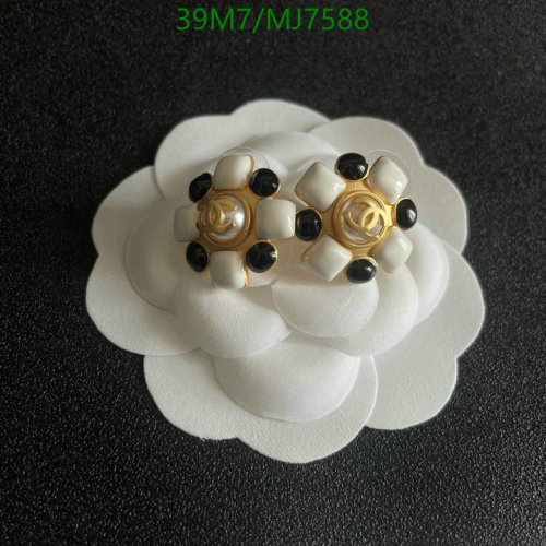 Chanel Women's Flower Stud Earrings Gold-Tone Metal, Pearl, Resin & Lacquer 3 Chanel Women's Flower Stud Earrings Gold-Tone Metal, Pearl, Resin & Lacquer