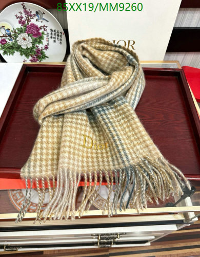 Elegant Dior Cashmere Scarf - 32 x 180cm, Houndstooth Pattern, Timeless Style