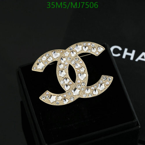 Elegant Gold-Tone Brooch with Crystal Accents, Timeless Design, Perfect Gift