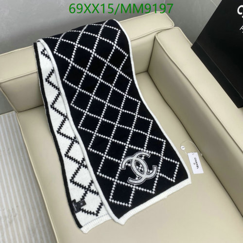Elegant Chanel Cashmere Scarf, Black and White Diamond Pattern, 35-185cm