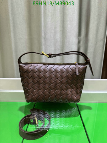 Bottega Veneta Brown Leather Handbag: Woven Design, Compact Size - 20 x 13 x 9.5 cm