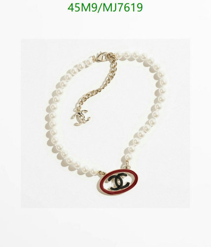 Chanel Women's Necklace With Faux Pearls And Iconic CC Logo - Timeless Elegance 6 Chanel Women's Necklace With Faux Pearls And Iconic CC Logo - Timeless Elegance