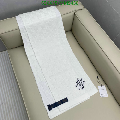 Louis Vuitton White Wool Scarf, 29-178cm, Stylish Winter Accessories For Women