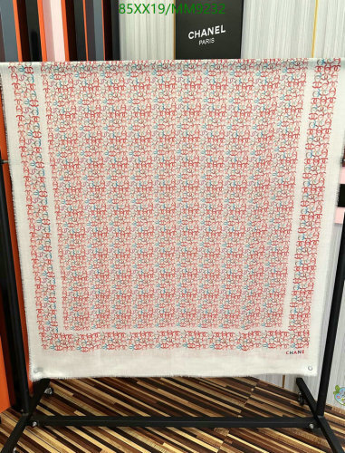 Elegant Cashmere Scarf with Iconic CC Pattern - 100-200cm, Versatile & Stylish 2 Elegant Cashmere Scarf with Iconic CC Pattern - 100-200cm, Versatile & Stylish