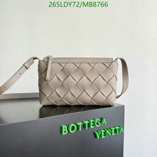 Bottega Veneta Woven Leather Crossbody Bag, Elegant Designer Handbag, 25 x 15 cm