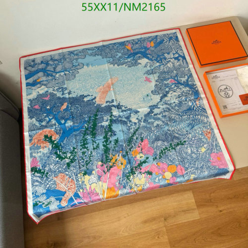 Hermès Silk Scarf 90x90cm - Nature Print - Vibrant Colors, Elegant Design