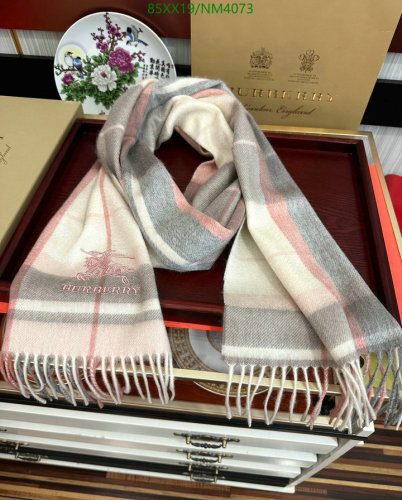 Burberry Cashmere Scarf 30-180cm, Elegant Plaid Design - Warm & Stylish