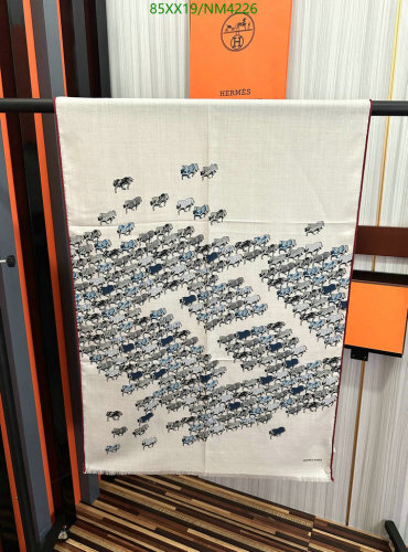 Hermès Scarf in Silk Cashmere Blend - Animal Print, 65 x 185 cm, Warm and Stylish