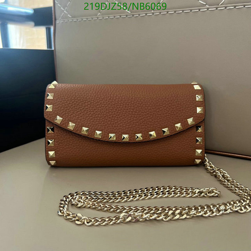 Valentino Garavani Rockstud Leather Wallet on Chain - Cognac, 19 x 11 x 3.5 cm 5 Valentino Garavani Rockstud Leather Wallet on Chain - Cognac, 19 x 11 x 3.5 cm