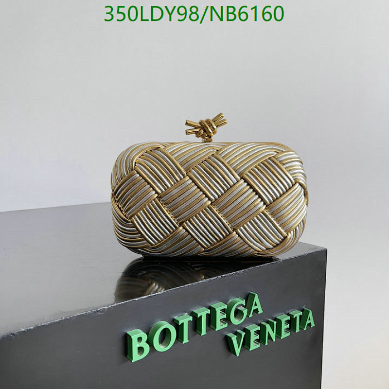 Bottega Veneta Knot Clutch: Metallic Woven Design, 19.5x11.5x5cm, Elegant & Compact
