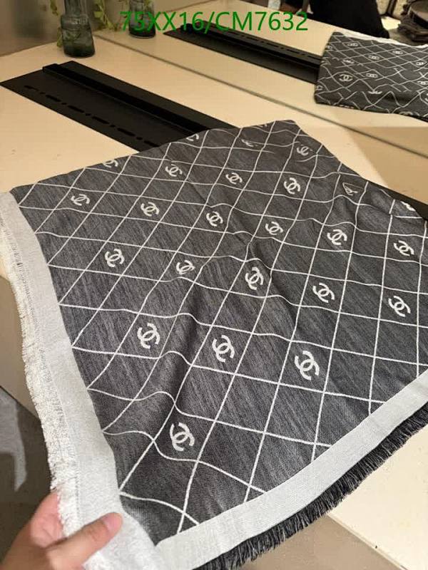 Elegant Chanel Scarf with Cashmere, Wool, and Silk Blend - 140 x 140 cm