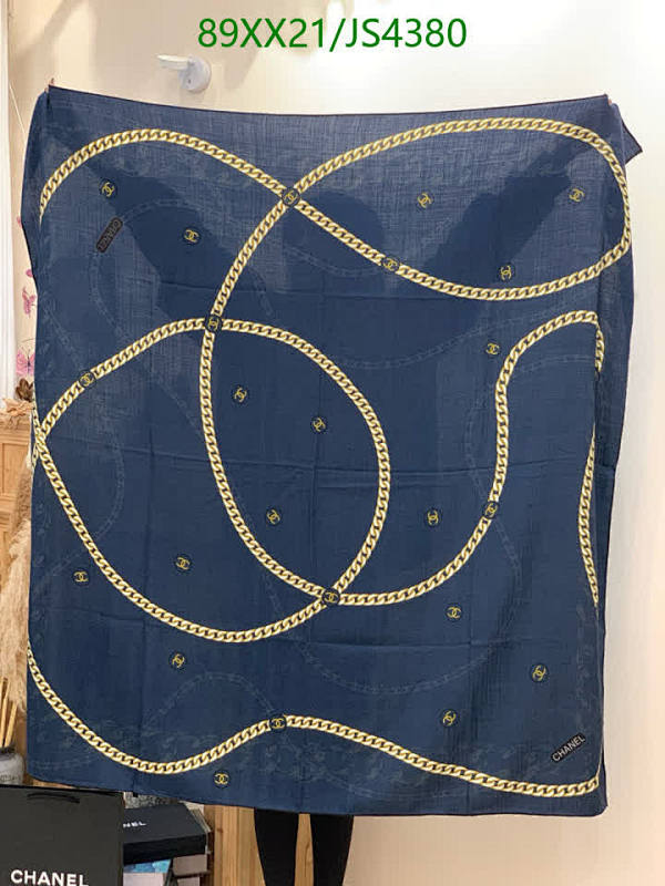 Elegant Chain Print Cashmere & Silk Scarf - 140x140cm, Luxurious Feel 2 Elegant Chain Print Cashmere & Silk Scarf - 140x140cm, Luxurious Feel