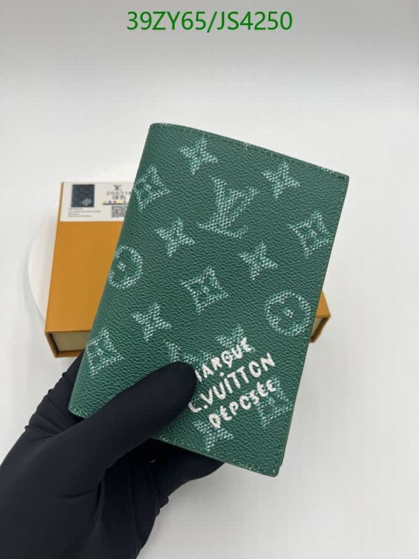 Louis Vuitton Green Leather Wallet with Embossed Monogram - Compact and Stylish