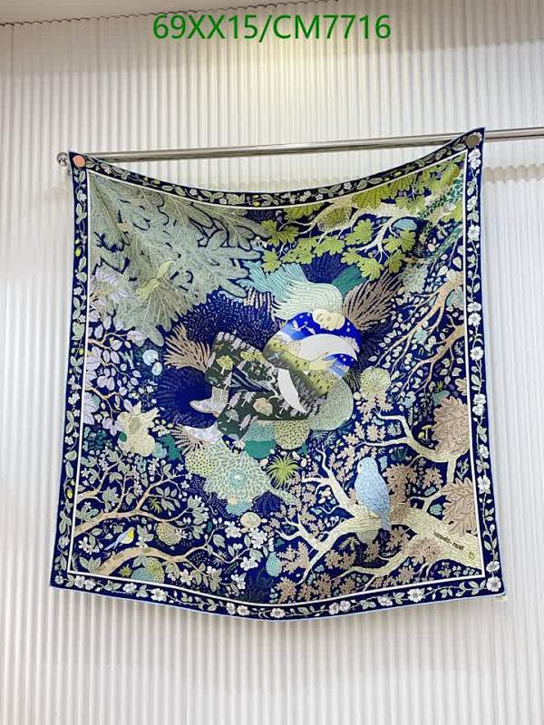 Hermes 90cm Silk Scarf with Nature-Inspired Print - Elegant and Versatile