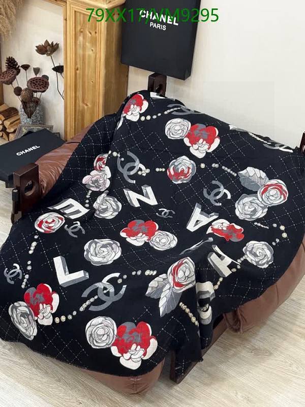 Chanel Cashmere Blend Scarf - Luxurious Black Floral Design 110x200CM