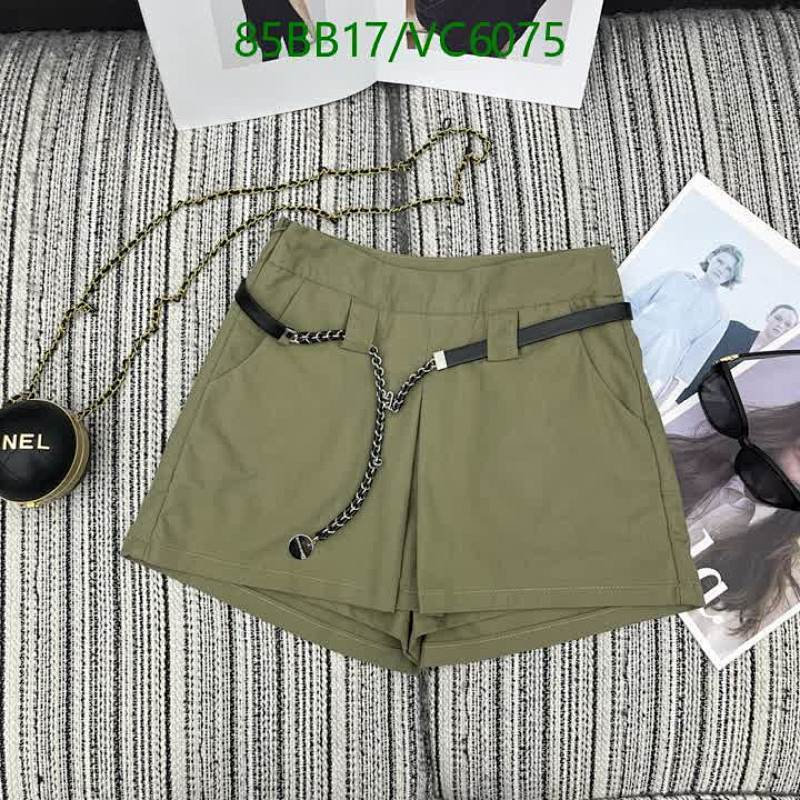 Chic Women's Cotton Blend Shorts with Chain Belt - Stylish & Comfortable 4 Chic Women's Cotton Blend Shorts with Chain Belt - Stylish & Comfortable